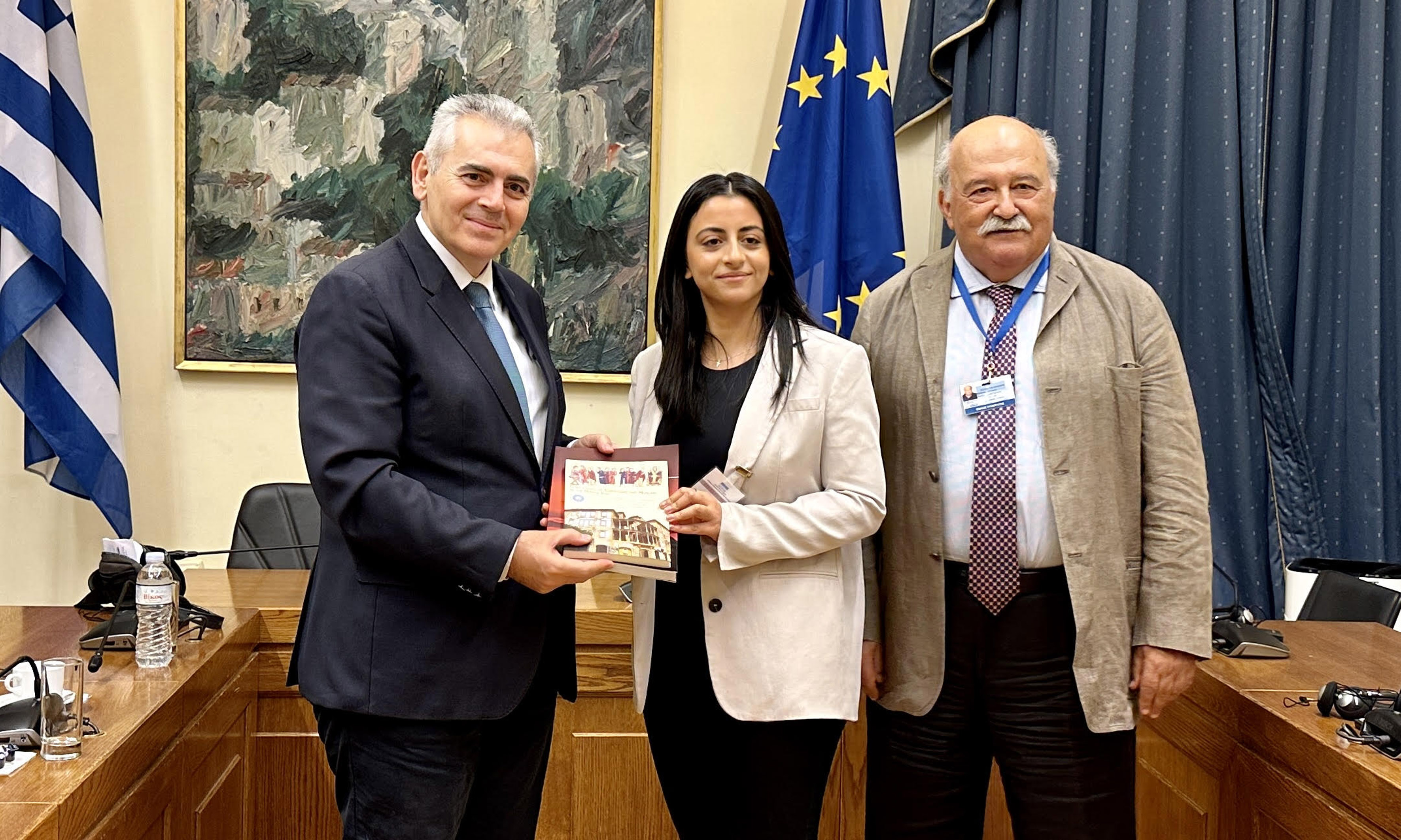 η ηγεσία της ΔΣΟ πρόσφερε στην αναπληρώρια διευθύντρια του Philos Project Mariam Wahba τα πρακτικα του συνεδρίου του Λιβάνου